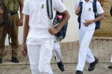 பேருந்து நிலையத்திற்கு முன் சந்தேகத்துக்கிடமாக நடமாடிய மாணவன் கைது! சிக்கிய மர்மம்