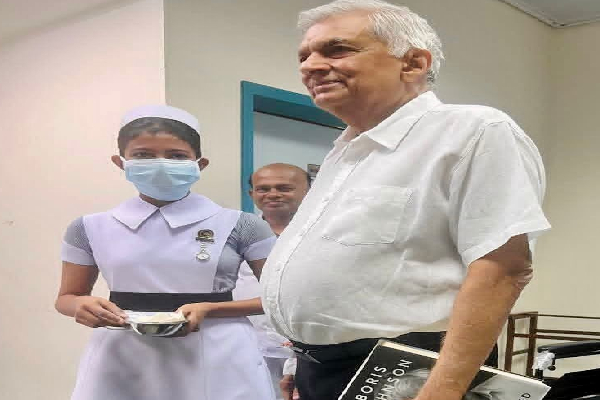 வைத்தியசாலையில் இருந்து வீடு சென்றார் ரணில் விக்ரமசிங்க | Ranil Wickremesinghe Discharged From Hospital