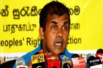 வடை மற்றும் பராட்டாவை சாப்பிட்டு உணவு தேவையை பூர்த்தி செய்யும் மக்கள்