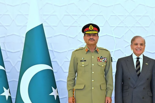 ராணுவ சர்வாதிகாரம் மீண்டும் தலைதூக்குகிறது ; பாகிஸ்தான் எதிர்க்கட்சி கண்டனம் | Promoting Military Dictatorship Pakistan Leader