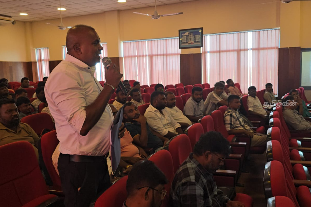 மன்னாரில் மணல் விலை நிர்ணயம் கூட்டத்தில் இருந்து வெளியேறிய தவிசாளர்கள் - விலை முடிவுகள் இழுபறி | Protesters Walk Out Of Sand Meeting In Mannar