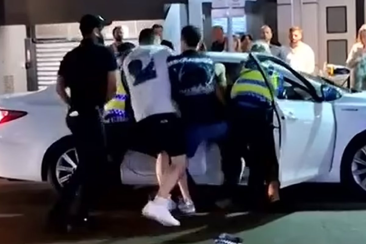 ஆடையின்றி ஓடி மக்களைக் கட்டியணைக்க முயன்ற நபர் கைது | Man Arrested Naked Attempting To Hug People Uk ஆடையின்றி ஓடி மக்களைக் கட்டியணைக்க முயன்ற நபர் கைது | Man Arrested Naked Attempting To Hug People Uk