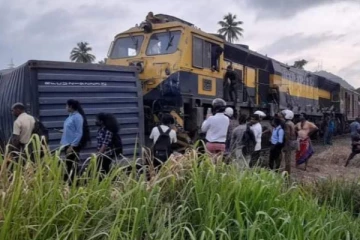 கொழும்பு நோக்கி பயணித்த தொடருந்து பாரிய விபத்து - முற்றாக சேதமடைந்த கனரக வாகனம் (படங்கள்)