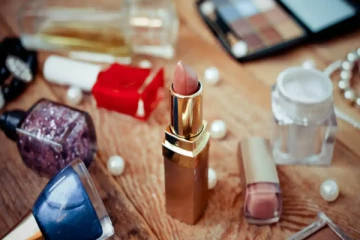 இலங்கையில் அழகு சாதனப் பொருட்களை பயன்படுத்தும் பெண்களுக்கு அவசர எச்சரிக்கை