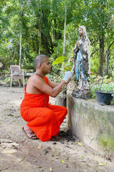 வெள்ளத்தால் பாதிக்கப்பட்ட தேவாலயத்தை தூய்மைப்படுத்திய பௌத்த தேரர் | Sri Lanka Recent Disaster