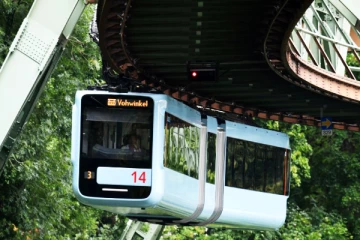 அந்தரங்கத்தில் தொங்கிய படி செல்லும் ரயில் - பயணிக்க ஆர்வம் காட்டும் மக்கள்