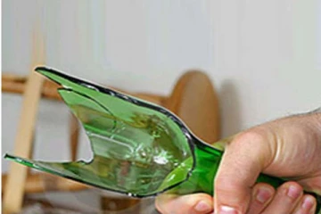 கடனுக்கு மது வழங்காததால் ஆத்திரம் - மதுக்கடை ஊழியரை பாட்டிலால் குத்தி கொலை முயற்சி