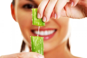 சீக்கிரம் வெள்ளையாக வேண்டுமா? இதில் ஒன்றை தினமும் இரவு செய்தாலே போதும்!