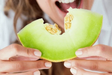 கோடைக்கால சூட்டில் மாட்டிக் கொண்டீர்களா? அப்போ இந்த பழத்தை சாப்பிட்டால் போதுமாம்!