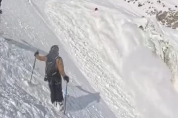 பயங்கர பனிச்சரிவில் சிக்கிய ஜேர்மானியர்: அதிரவைக்கும் திகில் காட்சிகள்