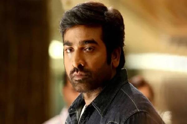 8 வாரங்களுக்கு கட்டுடன் தான்! விபத்தில் சிக்கிய நடிகர் விஜய் சேதுபதிக்கு கைவிரல் முறிவா? | Vijay Sethupathi Break His Finger In Shooting 8 வாரங்களுக்கு கட்டுடன் தான்! விபத்தில் சிக்கிய நடிகர் விஜய் சேதுபதிக்கு கைவிரல் முறிவா? | Vijay Sethupathi Break His Finger In Shooting