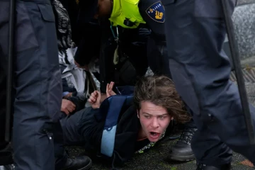 வெளிநாடு ஒன்றில் இமானுவல் மேக்ரானை நோக்கி சத்தமிட்டபடி ஓடிவந்த நபரால் பரபரப்பு