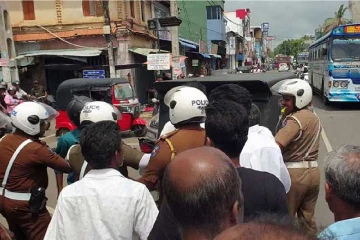 අම්බලන්තොට උණුසුම් තත්ත්වයක් - ගමනාගමනයට බාධා පොලිසිය ක්ෂණිකව ක්‍රියාත්මක වේ