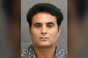 டொராண்டோவில் தகாத செயலில் ஈடுபட்ட நபர் கைது