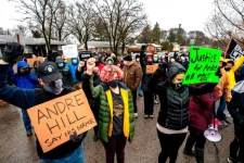 மீண்டும் கறுப்பின மனிதரை சுட்டுக்கொன்ற பொலிஸ்; அமெரிக்காவில் கிளம்பும் புதிய சீற்றம்