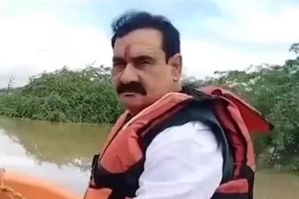 வெள்ளத்தில் சிக்கிய அமைச்சர்!! ஹெலிகாப்டர் மூலம் மீட்ட ராணுவ வீரர்கள்! | Minister Stuck In Flood Rescue By Militries