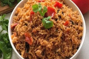குழந்தைகள் விரும்பி உண்ணும் சுவையான தேங்காய்பால் தக்காளி சாதம் - சுவையாக செய்வது எப்படி?