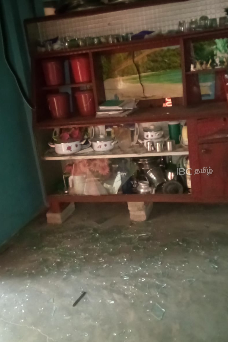 மட்டக்களப்பில் அடித்து நொறுக்கப்பட்ட வயோதிபரின் வீடு: தப்பியோடிய சந்தேகநபர்கள்! | Batticaloa Elderly Man House Attacked