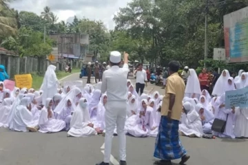 ஆசிரியர் பற்றாக்குறை - வலயக் கல்வி அலுவலகத்தை முற்றுகையிட்ட மாணவர்கள்