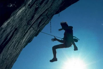 மலையேறுபவர்கள் கண் முன்னே 1,000 அடி உயரத்திலிருந்து விழுந்த கனேடியர்