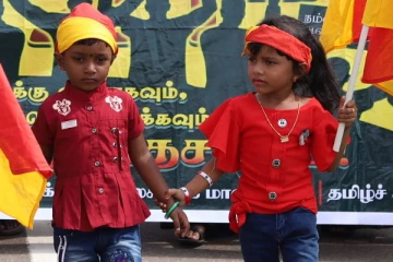 வடக்கிலிருந்து கிழக்கு நோக்கிய பேரணி; கவனம் ஈர்த்த சிறார்கள்!