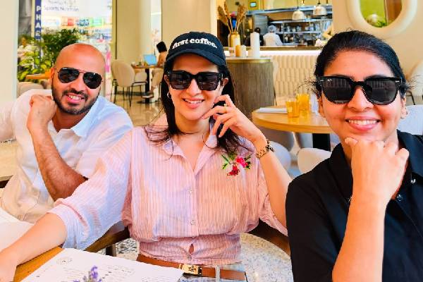 டிடி ஆசை ஆசையா கல்யாணம் பண்ணா..விதி விளையாடிவிட்டது!! அக்கா பிரியதர்ஷினி உருக்கம்.. | Priyadarshini Gets Emotional About Sister Dd