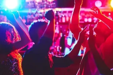 களியாட்ட விடுதி மீது பெற்றோல் குண்டுத் தாக்குதல் ; உரிமையாளர் உட்பட 6 பேர் கைது