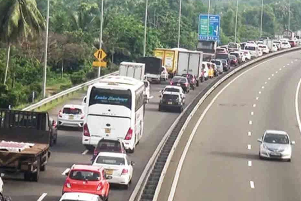 அதிவேக வீதியில் தீப்பற்றி எரிந்த பயணிகள் பேருந்து | Passenger Bus Catches Fire On Expressway