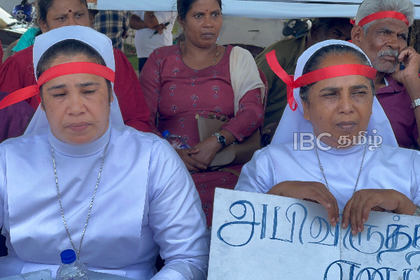 மன்னாரில் வலுக்கும் காற்றாலைக்கு எதிரான போராட்டம்! | Protesters Wearing Red Headbands Mannar மன்னாரில் வலுக்கும் காற்றாலைக்கு எதிரான போராட்டம்! | Protesters Wearing Red Headbands Mannar