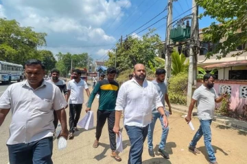 நிர்வாக முடக்கத்திற்கு துண்டுபிரசுரம் விநியோகித்த சாணக்கியன்(Photos)