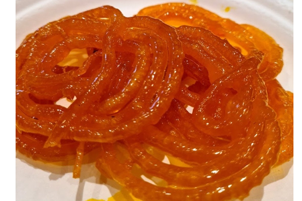 வீட்டில் இட்லி மாவை வைத்தே... ஸ்வீட் ஜிலேபி செய்யலாம்! எப்படி தெரியுமா? | Viral Video Of Wild Eagle Hatching Egg