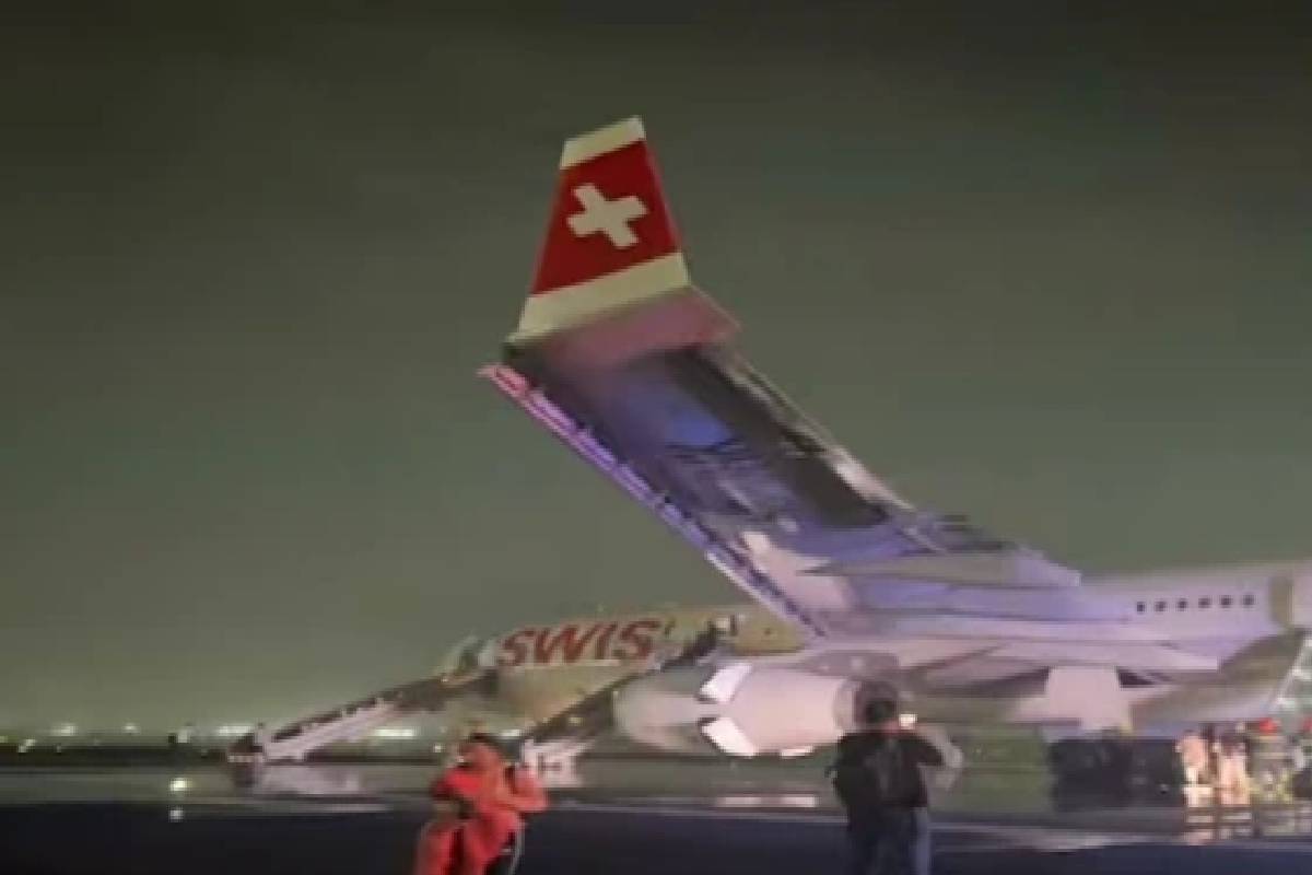 இந்தியாவில் நடுவானில் தீப்பிடித்தது விமானம் ; மயிரிழையில் உயிர் தப்பிய 232 பயணிகள் | Plane Catches Fire In Mid Air In India