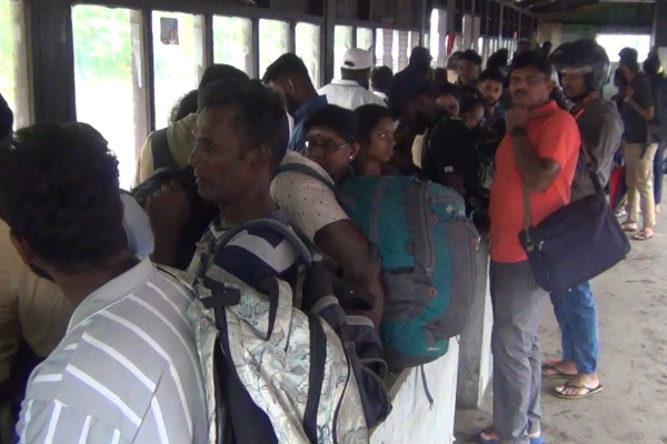 கொழும்பு செல்ல ஹட்டனில் நீண்ட வரிசையில் நிற்கும் பயணிகள் | Passengers Queuing Up At Hutton To Go To Colombo