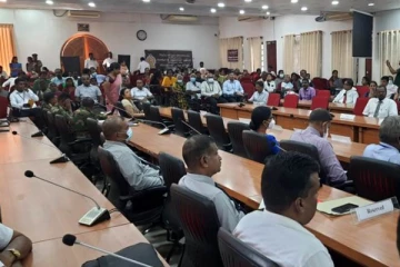 யாழில் நீதி அமைச்சின் நடமாடும் சேவை! (Photos)