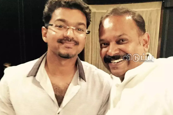 முதல் இடத்தை பிடிக்க நாடகமாடும் விஜய்.. தளபதி 68 படத்தின் சம்பளம் இவ்ளோ தானா! | Actor Vijay Real Salary Details
