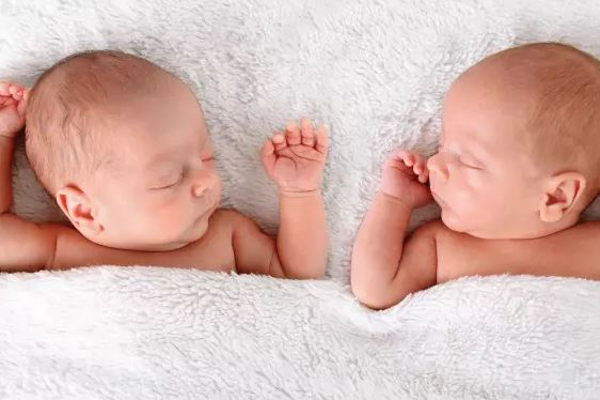 2 பெண் குழந்தைகளை இழந்த அதே நாளில் இரட்டை பெண் குழந்தைகளுக்கு பெற்ற அதிசய தம்பதி | A Couple Give Birth At Their Oldbabis Death Day