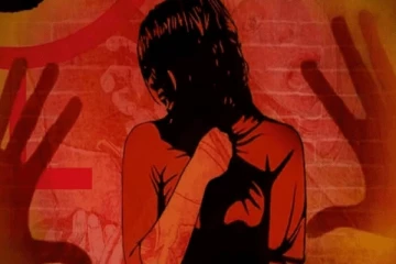 පාරේ ගමන් කරමින් සිටි 13 හැවිරිදි දැරියක් පැහැරගෙන ගොස් කරපු අපරාධයක්.