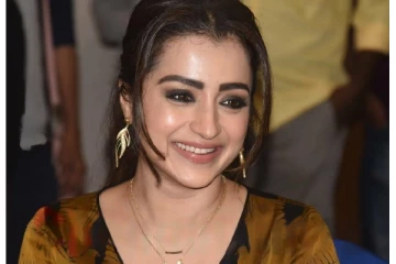 முன்னணி நடிகருக்கு கூட்டத்தில் கன்னத்தில் முத்தம் கொடுத்த நடிகை த்ரிஷா - வைரலாகும் வீடியோ!