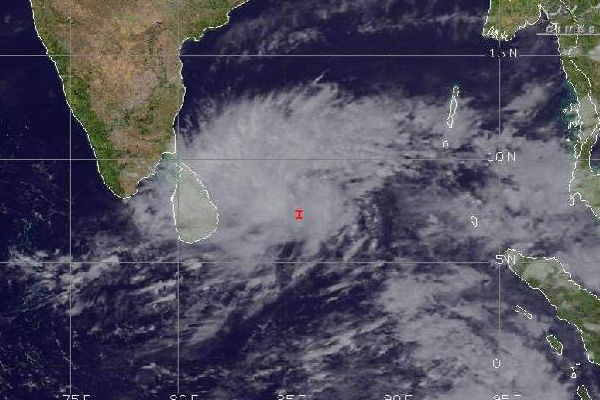 இலங்கைக்குள் நுழைந்துள்ள தாழமுக்கம்! விடுக்கப்பட்டுள்ள எச்சரிக்கை | Low Pressure Has Entered Sri Lanka Warning Issued