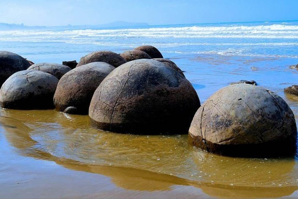 மனதை பறிகொடுக்கும் கடல்... விசித்திரமான கற்பாறைகள்..! | World Viral News