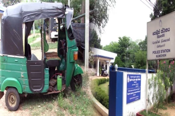 கிளிநொச்சியில் கடத்திய முச்சக்கர வண்டியை  மீட்ட பொலிஸார் : சந்தேக நபர் தப்பியோட்டம் (Photos)