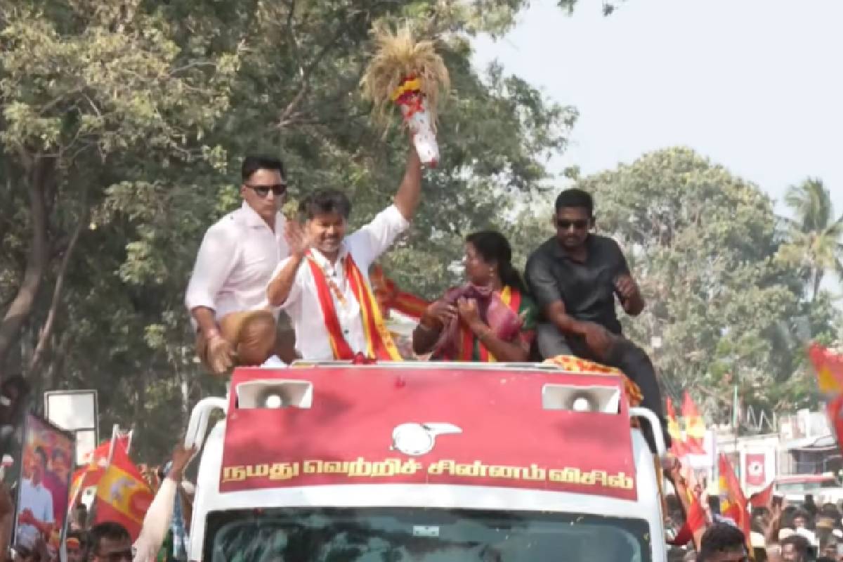தேநீர் அருந்தியபடியும், ட்ராக்டர் ஓட்டியும் வாக்கு சேகரித்த முதல்வர் விஜய் | Cm Vijay Drives Tractor In Madurantakam