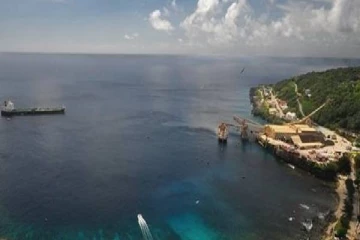 தனி தீவில் வசித்து வரும் கனடாவை சேர்ந்த இளம்பெண்