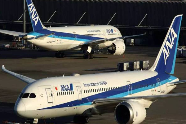 விமான நிலையில் பரபரப்பு: திடீரென மோதிக்கொண்ட விமானங்கள்! | Two Planes Collide At Japan Airport
