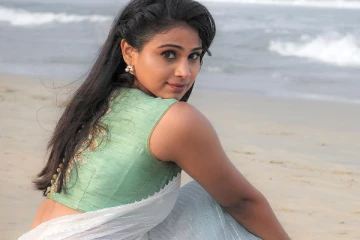 நடிகர் லிவிங்ஸ்டன் மகளா இது.. கடற்கரையில் அழகிய புகைப்படங்கள்