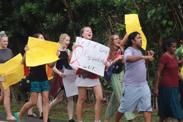 இலங்கையில் கோட்டாபயவுக்கு எதிராக போராட்ட களத்தில் சுற்றுலாப் பயணிகள்! | Sri Lanka Foreigners Protest Against Gotabaya