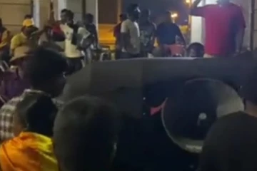 පොලීසියෙන් හදිසියේම ගාලුමුව දොරට පැමිණ සිදු කළ.දේ මෙන්න... (VIDEO)