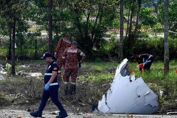 மலேசியாவில் வீதியில் விழுந்த விமானம் - 10 பேர் பலி! | Ten Killed After Private Jet Crashes In Malaysia