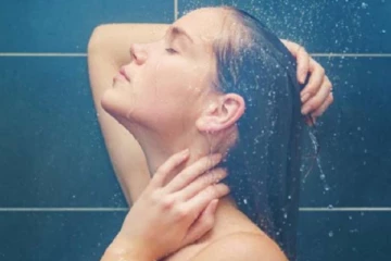 வெந்நீரில் குளிப்பது ஆபத்தா? ஆரோக்கியமா? பலரின் சந்தேகத்திற்கு பதில்