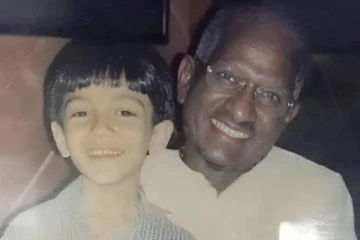 இந்த புகைப்படத்தில் இளையராஜா கட்டிபிடித்து இருக்கும் சிறுவன் யார் தெரியுமா.. இதோ பாருங்க